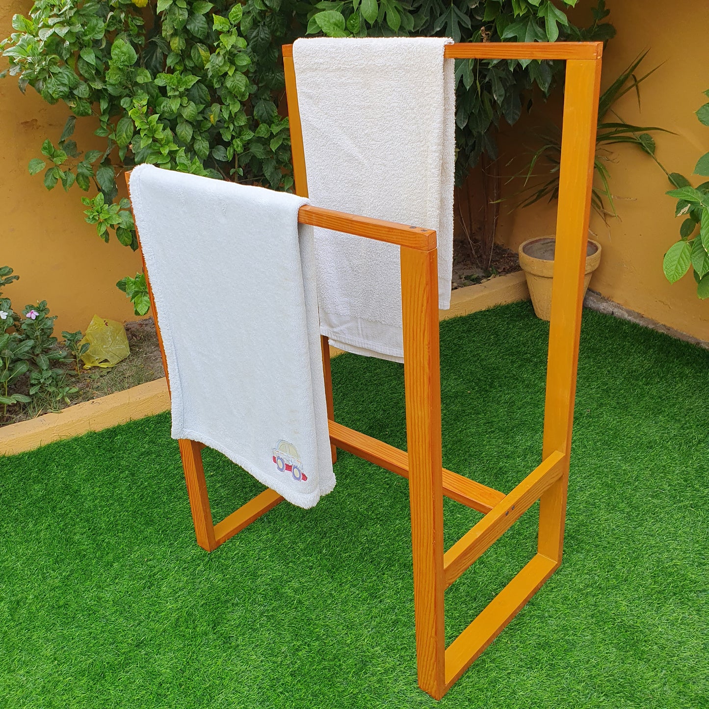 Wooden Towel Stand (D-1)